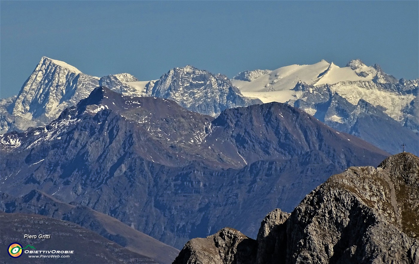 54 Zoom in Adamello-Pian di neve con la croce di Corna Piana in angolo a dx in basso.JPG -                                